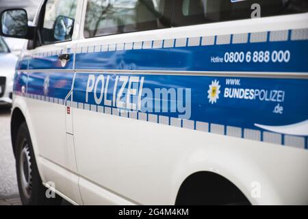 KIEL, GERMANIA - 18 maggio 2021: Kiel, Schleswig-holstein, Germania, 18 2021 maggio, macchina di polizia tedesca, fuoco selettivo sulla parola tedesca polizei, tradotti Foto Stock