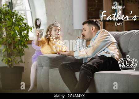 Felice padre e piccola figlia carina a casa. Famiglia tempo, togehterness, parenting e felice infanzia concetto. Biglietto d'auguri per il giorno del Padre Foto Stock