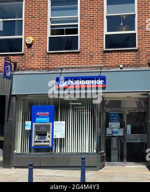 REIGATE, REGNO UNITO - 14 giugno 2021: Facciata anteriore della filiale della Nationwide Building Society in High Street, Reigate, Surrey, Inghilterra, Gran Bretagna, Foto Stock