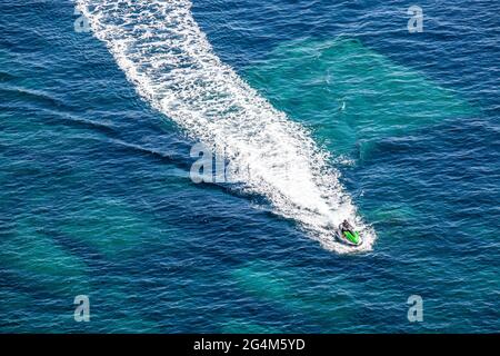 Sveglia di un natante personale sul mare turchese a Bonifacio, Corsica, Francia Foto Stock