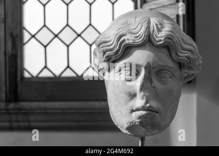 Foto in bianco e nero in primo piano della testa rovinata dell'antica statua romana Foto Stock