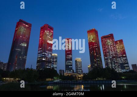 Pechino, Cina. 21 Giugno 2021. Lo spettacolo di luci decorò gli alti edifici per accogliere il Settanta-uno Party Festival a Pechino, Cina, il 21 giugno 2021.(Photo by TPG/cnsphotos) Credit: TopPhoto/Alamy Live News Foto Stock