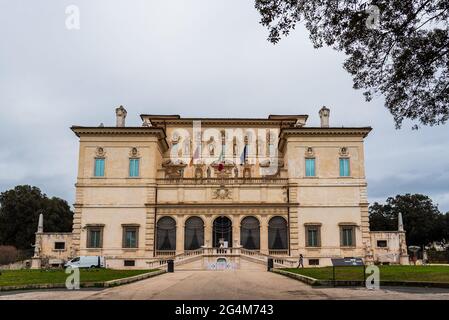 Facciata anteriore di un edificio storico a Roma Foto Stock