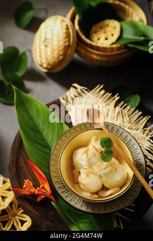 Gelato al latte di cocco con cocco tostato Foto Stock