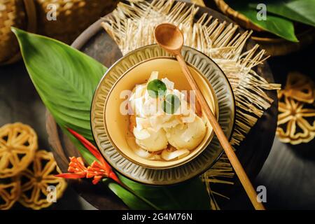 Gelato al latte di cocco con cocco tostato Foto Stock