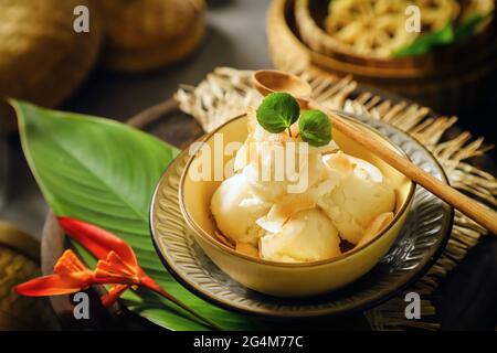 Gelato al latte di cocco con cocco tostato Foto Stock