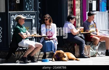 Truro, Cornovaglia, Regno Unito. 22 Giugno 2021. La gente fuori e circa ha goduto il sole glorioso mentre beve fuori della vecchia casa di Ale a Truro, Cornovaglia. La previsione è per 16C con intervalli di sole e una brezza moderata. Credit: Keith Larby/Alamy Live News Foto Stock