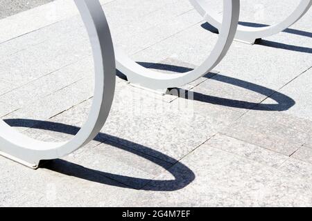 Parcheggio per biciclette vuoto. Posto auto o posto auto per più biciclette. Posto per parcheggio presso la casa o negozio di biciclette Foto Stock