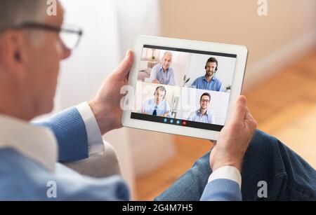 Chiamata online, videoconferenza aziendale, chat di famiglia e moderni gadget per la comunicazione remota Foto Stock