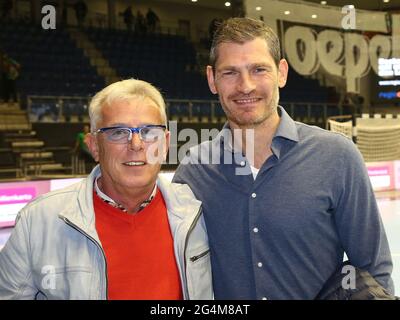 Henning Fritz incontra il suo allenatore giovanile di TUS Magdeburg Klaus-Dieter Groth il 4 gennaio 2019 a Getec-Aren Foto Stock