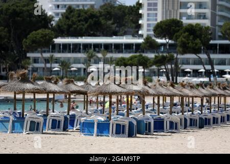 Sedie a sdraio vuote a Magaluf, Maiorca, Spagna, come le isole Baleari di Ibiza, Maiorca e Minorca sono al culmine di essere aggiunti alla lista verde del Regno Unito. Foto Stock