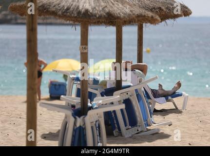 Sedie a sdraio vuote a Magaluf, Maiorca, Spagna, come le isole Baleari di Ibiza, Maiorca e Minorca sono al culmine di essere aggiunti alla lista verde del Regno Unito. Foto Stock