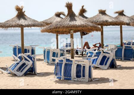 Sedie a sdraio vuote a Magaluf, Maiorca, Spagna, come le isole Baleari di Ibiza, Maiorca e Minorca sono al culmine di essere aggiunti alla lista verde del Regno Unito. Foto Stock