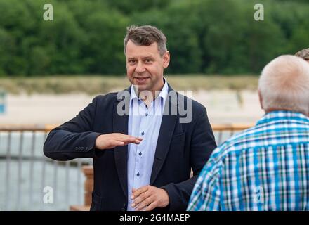 22 giugno 2021, Meclemburgo-Pomerania occidentale, Koserow: Michael Sack, presidente della CDU di Meclemburgo-Pomerania occidentale e amministratore distrettuale di Vorpommern-Greifswald, si trova sul nuovo molo nella località baltica di Koserow, sull'isola di Usedom. A 280 metri di mare, la struttura, comprendente molo, rampa e piattaforma, è stata costruita su 67 pali di fondazione. Il nuovo molo ha un costo totale di poco inferiore a 7.4 milioni di euro, con circa 4.9 milioni di euro provenienti dal Ministero dell'Economia sotto forma di sovvenzioni. un campanile alto otto metri è stato installato sulla testa del molo, come Foto Stock