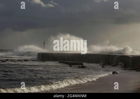 Ave bocca del fiume prima della tempesta e pioggia in serata, Vila do Conde, a nord del Portogallo. Foto Stock