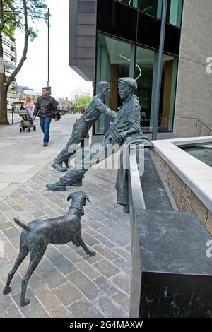Ian Rank-Broadley scultura apertura della porta chiusa 250 City Road Islington a Londra EC1 Inghilterra Regno Unito KATHY DEWITT Foto Stock