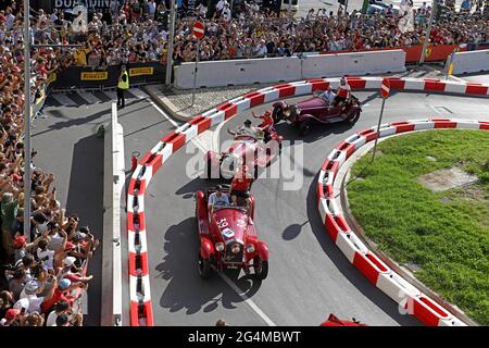 Auto d'epoca Alfa Romeo su circuito cittadino durante il Festival di F1 di Milano. Foto Stock