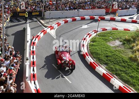 Auto d'epoca Alfa Romeo su circuito cittadino durante il Festival di F1 di Milano. Foto Stock