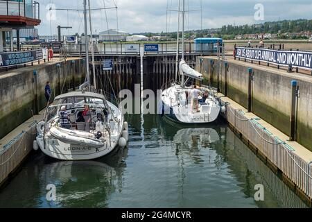 Yacht di lusso nel blocco che esce da Port Solent Marina a Portsmouth Harbour, Regno Unito. Foto Stock