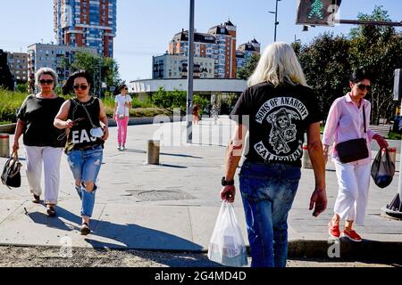 19 giugno 2021, Mosca, Russia: Un uomo vestito con una t-shirt dei figli di Anarchia cammina lungo le strade di Mosca.. Nonostante una nuova epidemia di infezione da coronavirus e l'introduzione di restrizioni nella capitale, i residenti e i turisti di Mosca continuano a riempire le strade della città e visitare le attrazioni, senza osservare misure di sicurezza antiepidemiologiche. (Immagine di credito: Immagini © Mihail Tokmakov/SOPA tramite filo ZUMA) Foto Stock