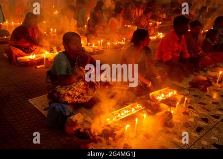 La più grande attività rituale dell'Induismo, si chiama Rakher upobas, tutti gli indù partecipano a questi eventi religiosi ogni anno. Migliaia di indù de Foto Stock