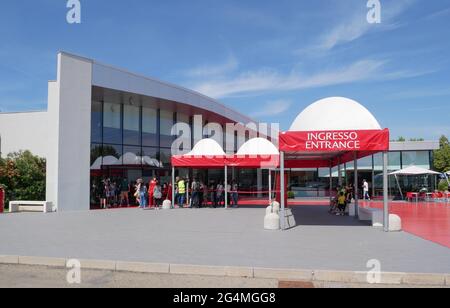 Maranello - Italia - 12 giugno 2021: Esterno del Museo Ferrari Foto Stock