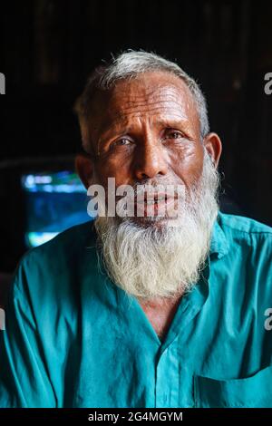 14 agosto 2018, Istituto Politecnico di Chittagong, Chittagong, Bangladesh. Un vecchio nome seduto in un negozio di tè al Chittagong Politecnico Istituto, Bang Foto Stock