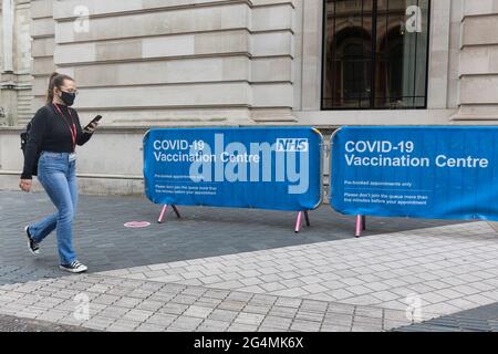 Londra, Regno Unito. 06 giugno 2021. LONDRA, REGNO UNITO. 22 GIUGNO. La gente si accoda in un centro di vaccinazione per ricevere il vaccino Covid 19 prenotato in anticipo al Museo della Scienza martedì 22 giugno 2021. (Credit: Tejas Sandhu | MI News) Credit: MI News & Sport /Alamy Live News Foto Stock