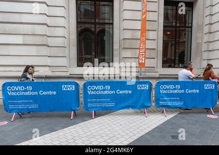 Londra, Regno Unito. 06 giugno 2021. LONDRA, REGNO UNITO. 22 GIUGNO. La gente si accoda in un centro di vaccinazione per ricevere il vaccino Covid 19 prenotato in anticipo al Museo della Scienza martedì 22 giugno 2021. (Credit: Tejas Sandhu | MI News) Credit: MI News & Sport /Alamy Live News Foto Stock