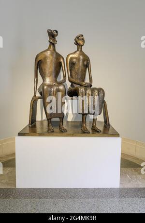 LONDRA, REGNO UNITO - 07 agosto 2015: Una scultura in bronzo di Henry Moore in Tate Britain. Foto Stock