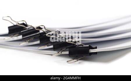 diverse pile di carta trattenute da fermagli per rilegatori, profondità di campo ridotta Foto Stock