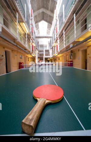 Vista interna delle attrezzature da gioco nell'ex sala dei prigionieri del Peterhead Prison Museum di Peterhead, Aberdeenshire, Scozia, Regno Unito Foto Stock