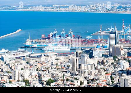 navi da carico tutto l'anno. È il più grande porto marittimo internazionale d'Israele Foto Stock