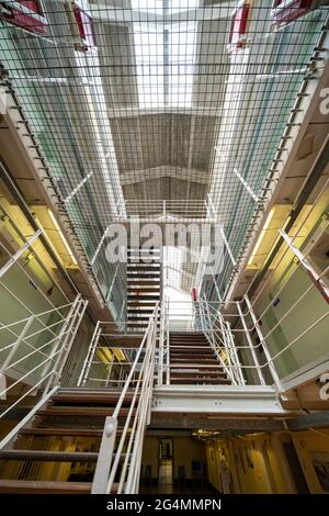 Vista interna dell'ex sala dei prigionieri al Peterhead Prison Museum di Peterhead, Aberdeenshire, Scozia, Regno Unito Foto Stock