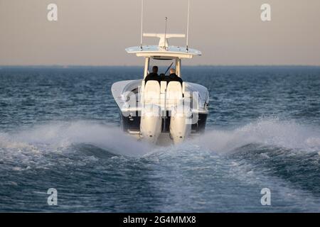 Un'imbarcazione con console centrale che accelera su un lago vuoto. Foto Stock