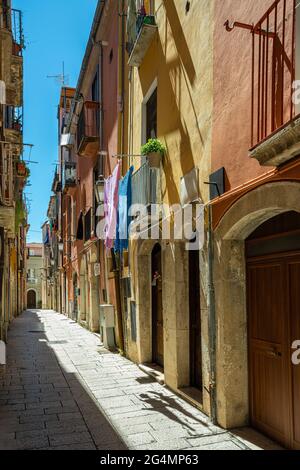 Vicoli colorati e caratteristici con abiti appesi a Isernia. Isernia, Molise, Italia, Europa Foto Stock