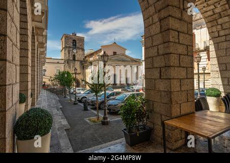 Vista dal portico della Cattedrale di San Pietro Apostolo in Piazza Andrea d'Isernia, nel centro storico della città. Isernia, Molise Foto Stock