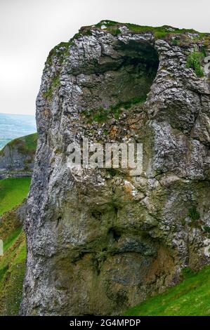 Cavità naturale mineralizzata in un affioramento di calcare di barriera corallina alto in Passo Winnats, una profonda gola di incisione a Castleton, Hope Valley. Foto Stock