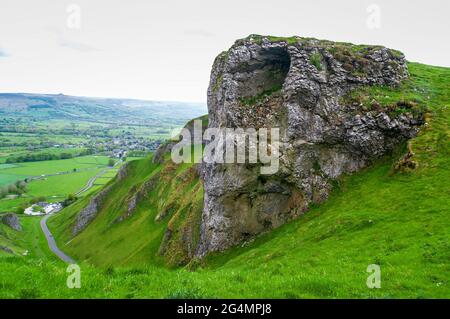 Cavità naturale mineralizzata in un affioramento di calcare di barriera corallina alto in Passo Winnats, una profonda gola di incisione a Castleton, Hope Valley. Foto Stock