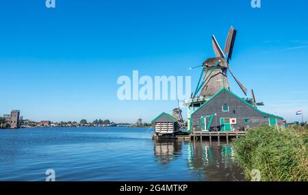 Lo storico mulino a vento classico chiamato De Kat (il gatto) a Zaan Schans, Paesi Bassi Foto Stock