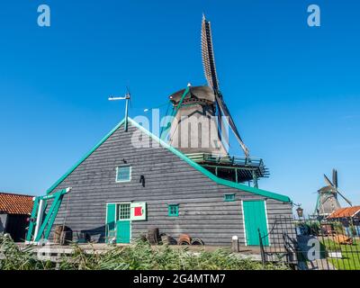 Lo storico mulino a vento classico chiamato De Kat (il gatto) a Zaan Schans, Paesi Bassi Foto Stock