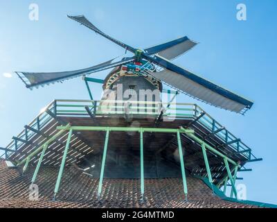 Lo storico mulino a vento classico chiamato De Kat (il gatto) a Zaan Schans, Paesi Bassi Foto Stock