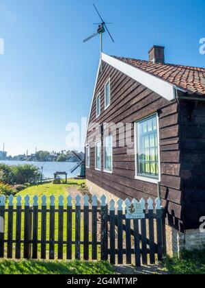 Lo storico mulino a vento classico chiamato De Zoeker (il Seeker) a Zaan Schans, Paesi Bassi Foto Stock