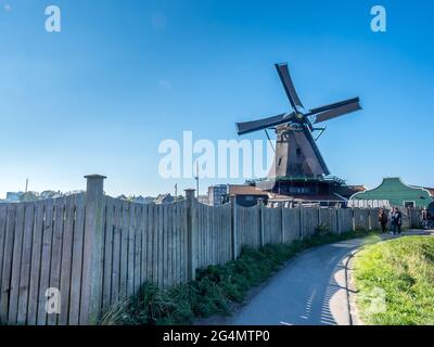 Lo storico mulino a vento classico chiamato De Zoeker (il Seeker) a Zaan Schans, Paesi Bassi Foto Stock