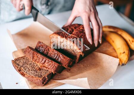 Pane alla banana appena sfornato in cucina Foto Stock