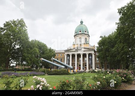 Londra, Regno Unito. 22 Giugno 2021. Di fronte all'Imperial War Museum di Londra. Memoriale dell'ottantesimo anniversario dell'inizio della prima linea orientale della seconda guerra mondiale tra l'Unione Sovietica e la Germania nazista. Credit: SOPA Images Limited/Alamy Live News Foto Stock