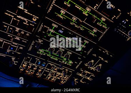 Un primo piano del pannello superiore di un aereo commerciale, con innumerevoli interruttori e pulsanti per il controllo di vari sistemi e componenti di aeromobili Foto Stock