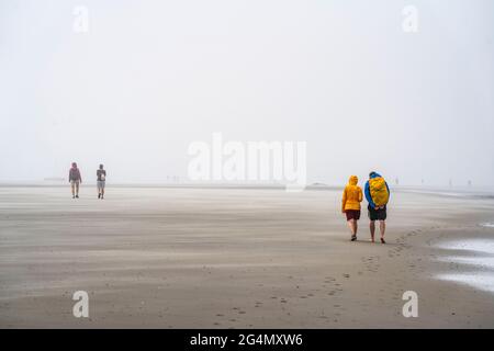 Nordsee Insel Langeoog, Frühsommer, kurz nach den ersten Lockerungen des lockdown in der Corona Krise, Nebel Wetter, noch recht wenig Touristen am St Foto Stock