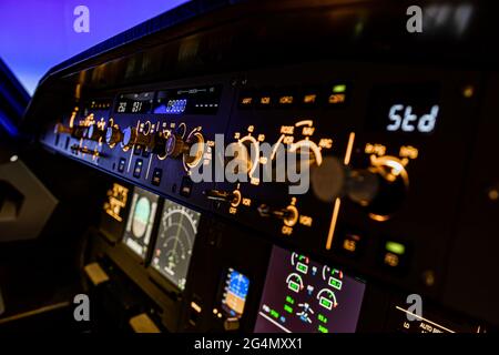 L'unità di controllo di volo di un aeromobile commerciale, con vari sa e interruttori per il controllo dei sistemi aerei. Foto Stock