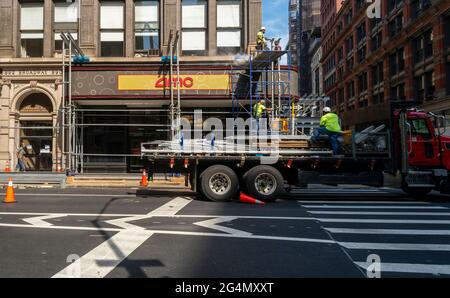 New York, Stati Uniti. 21 Giugno 2021. Impalcatura sul teatro AMC a New York lunedì 21 giugno 2021. (ÂPhoto di Richard B. Levine) Credit: Sipa USA/Alamy Live News Foto Stock